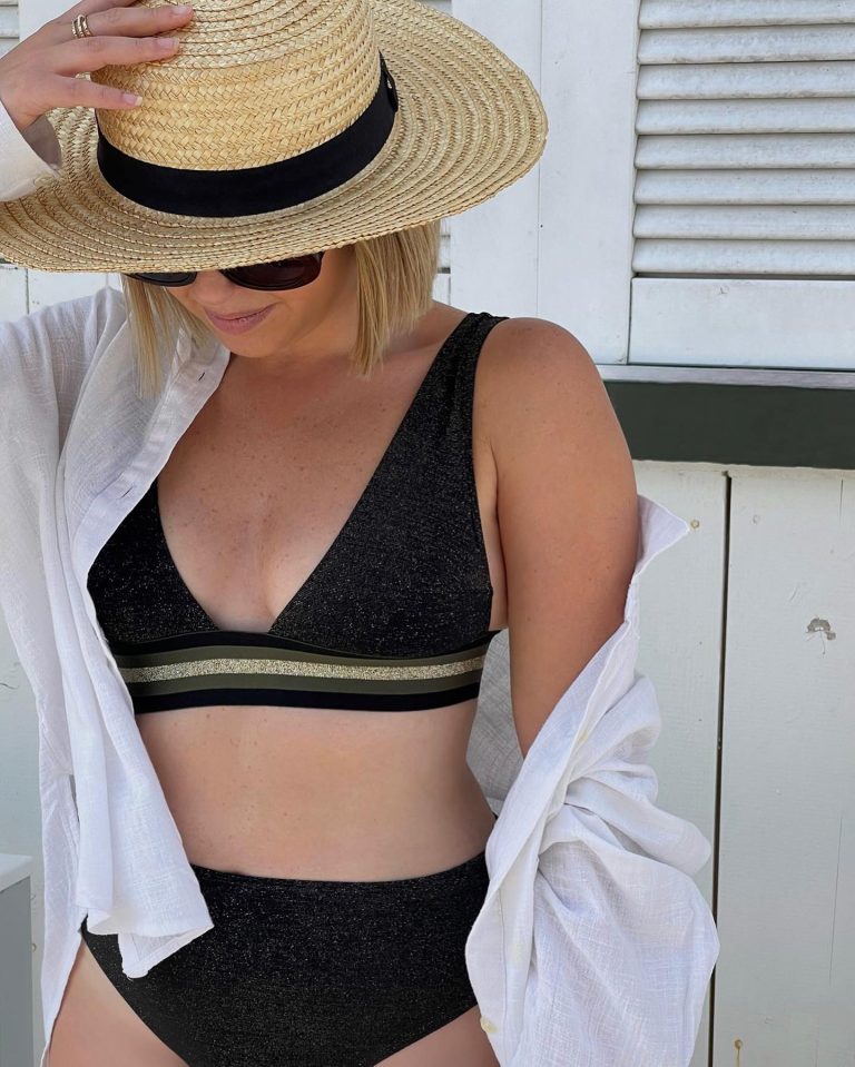 Beachside Bites: Picnic Party on the Shore